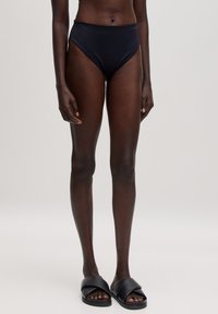 Schwarze Bikinislips mit hoher Taille aus glattem, dehnbarem Stoff. Klassischer Schnitt mit klaren Linien und ohne sichtbare Muster.
