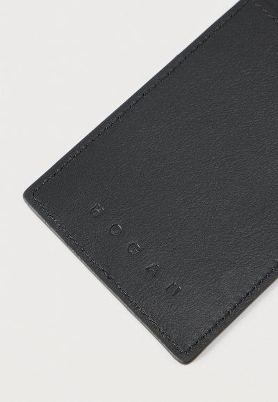 Μαύρο δερμάτινο θήκη καρτών με ανάγλυφο λογότυπο "HOGAN" και εμφανείς ραφές κατά μήκος των ακμών σε λευκό φόντο.