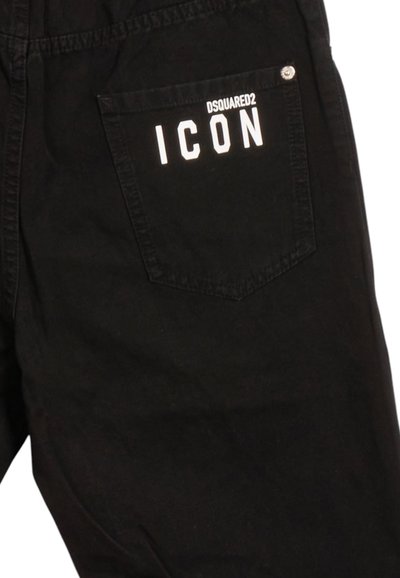 Tascone in denim nero con testo bianco "DSQUARED2 ICON". Presenta un design con cuciture a vista e un accento in argento con bottone a pressione.