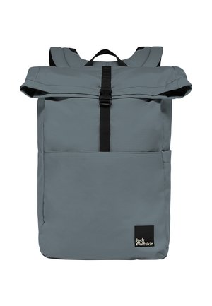 Grijze rolltoprugzak met zwarte gespband, gevoerde schouderbanden en een voorvak met het Jack Wolfskin-logo.
