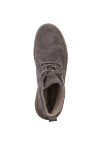 Bottine en daim gris avec une surface texturée, bout rond, lacets à l'avant et doublure intérieure douce. Talon renforcé et semelle en caoutchouc.