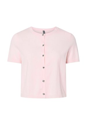 Cárdigan ligero de manga corta en color rosa claro, hecho de una tela suave; tiene un cuello redondo y botones metálicos en forma de corazón en la parte delantera.