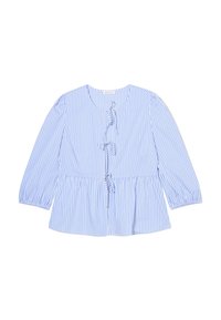 Blouse rayée bleu clair et blanc avec manches longues bouffantes, col rond, fermeture à boutons, et un détail volanté à l'avant. Bas style péplum.