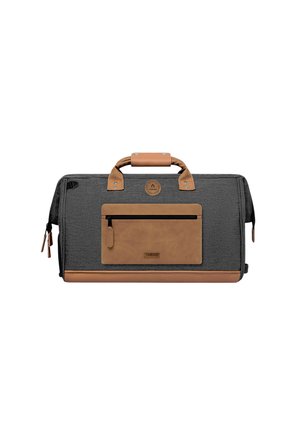 Sac polochon gris moyen et marron avec poche zippée, poignée en cuir marron et bordure inférieure sur fond blanc.