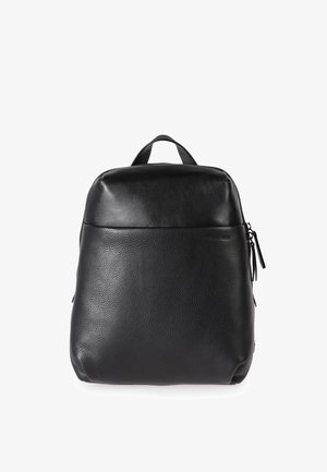 Schwarzer Leder-Rucksack mit strukturierter Oberfläche, rechteckiger Form, Obergriff und seitlicher Reißverschluss-Tasche. Glatte Oberseite und Akzentnähte.