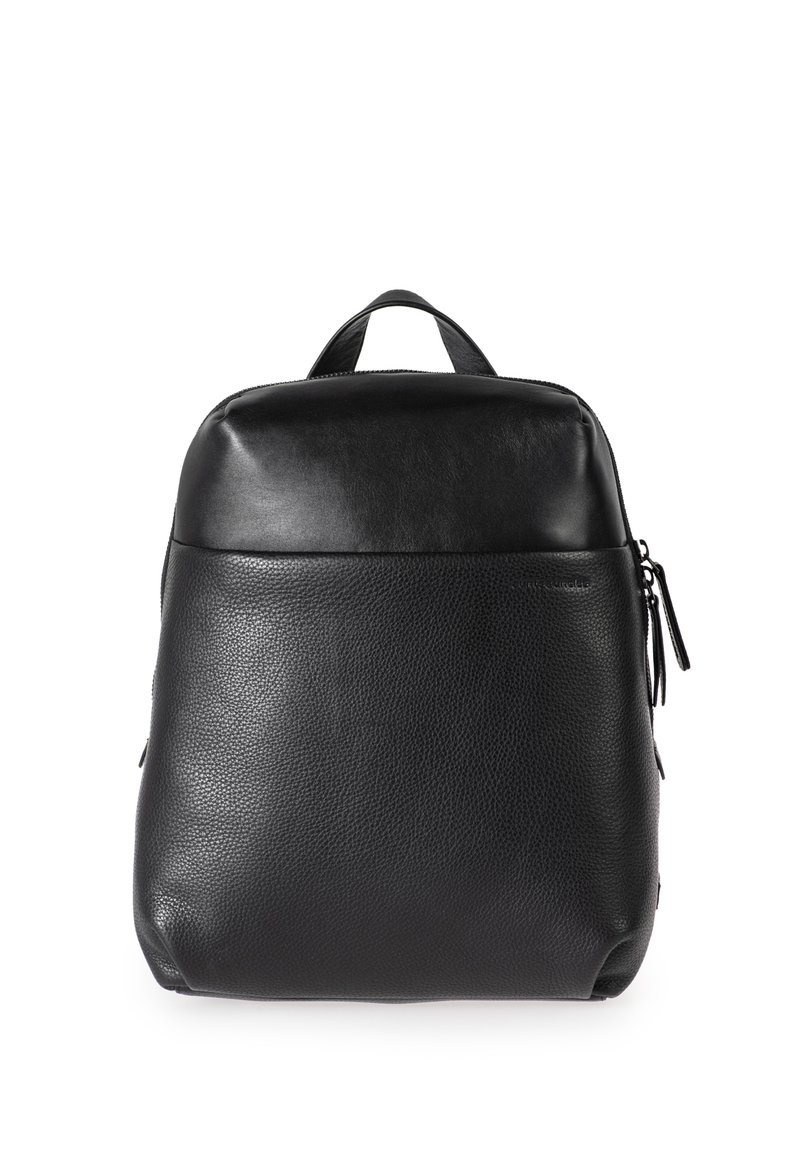 Zaino in pelle nera con finitura texturizzata, forma rettangolare, manico superiore e tasca laterale con zip. Superficie liscia e cuciture a contrasto.