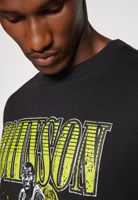 Mitchell & Ness POP PLAYER TEE VINTAGE LOGO - Klubové oblečení - black