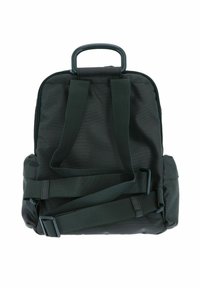 Sac à dos vert foncé en tissu texturé, doté de bretelles robustes, d'une poignée supérieure et de boucles latérales réglables pour plus de fonctionnalité.