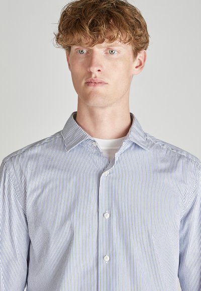 Blauw-wit gestreepte blouse met een button-down kraag en lange mouwen. Gemaakt van lichte stof, met verticale streepjes en eenvoudige knopen.