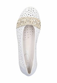 Scarpa piatta bianca perforata con fascia decorativa beige sul fronte, dotata di punta arrotondata e interno texturizzato per il comfort.