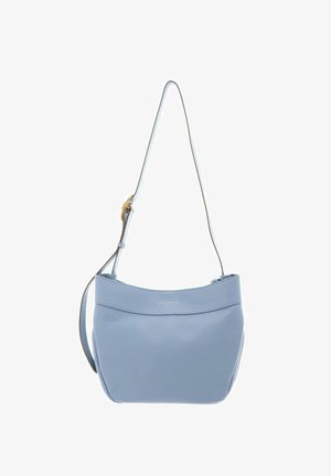 Sac à épaule en cuir bleu clair avec une bandoulière ajustable et un détail de boucle dorée, avec un logo de marque embossé subtil à l'avant.