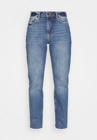 Calças de ganga azul claro com cintura alta, cinco bolsos, ligeiras desactualizações e bainha crua nos tornozelos. Design clássico de pernas retas.