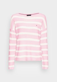 Pull rayé en rose pâle et blanc, avec un col large, des manches longues, une texture côtelée et un petit logo sur la poitrine.