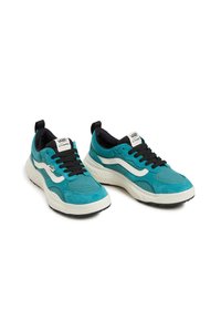 Turkusowe trampki z cholewką z zamszu i siateczki, czarne sznurówki, biała paski po bokach, biała podeszwa środkowa i teksturowana czarna podeszwa z gumy.