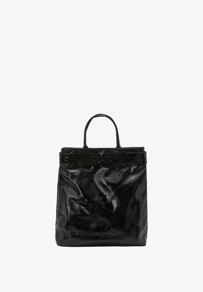 Mustat olkalaukku, joka on valmistettu kiiltävästä materiaalista, jossa on kaksi kahvaa ja rakenteellinen muotoilu pyöreillä metalliosilla ylhäällä.