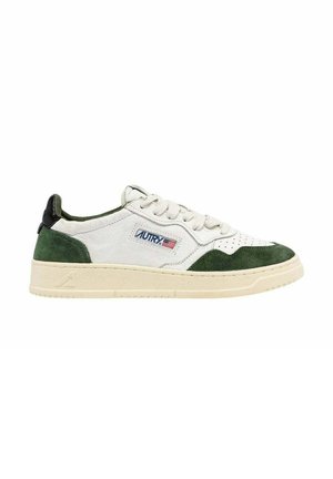 Sneaker low-top bianca con accenti in suede verde, suola crema, lacci bianchi e logo AUTRY blu con una piccola bandiera americana sul lato.