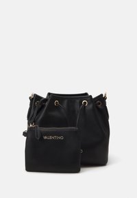 Sac seau en cuir noir à cordon avec texture granuleuse et ferrures dorées. Comprend une pochette assortie zippée avec détail du logo.