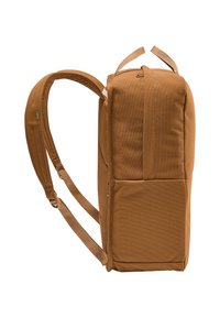 Mochila marrón con forma rectangular, hecha de tela texturizada. Cuenta con correas ajustables y un bolsillo lateral. También tiene asas en la parte superior.