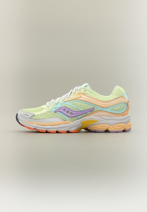 Wielokolorowy sportowy sneaker z pastelowo żółtymi, brzoskwiniowymi, fioletowymi i niebieskimi siateczkowymi i skórzanymi nakładkami, białymi sznurowadłami oraz grubą białą i pomarańczową podeszwą.