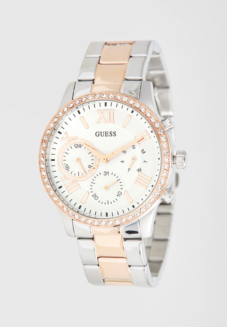 Orologio Guess con cinturino in acciaio inossidabile argento e oro rosa, quadrante rotondo bianco, tre subquadranti e un bezel abbellito da cristalli.
