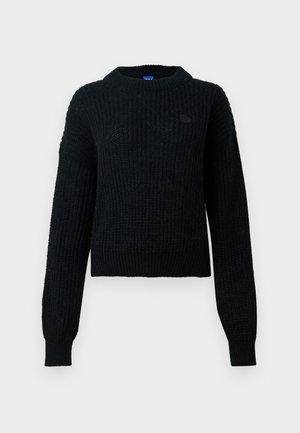 Crni pleteni pulover s okruglim izrezom, dugim rukavima, rebrastim manžetama i rubom. Ima mali okrugli logo na prsima. Teksturirani materijal.