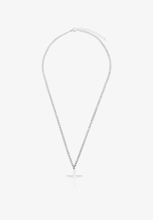 Sølvkjede med en glatt, rektangulær korsvedheng. Kjedet har sammenkoblede lenker og en lås med justerbar lengde.