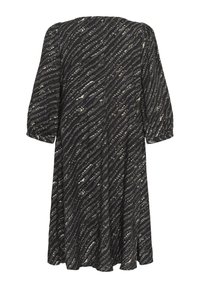 Schwarzes Kleid mit einem wellenförmigen, abstrakten weißen Muster, Dreiviertelärmel und lockerer Passform, aus einem leichten, textured Stoff.