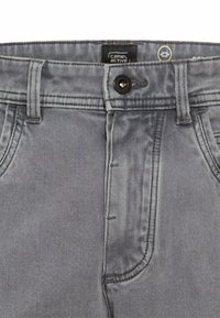 Grijze denim jeans met een knoopsluiting, vijf-pocket ontwerp en contrasterende stiksels. Zachte textuur met een gladde afwerking.