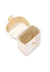 Borsa cosmetica strutturata oro e bianca con un esterno testurizzato, una fodera interna liscia e un'apertura superiore con cerniera.