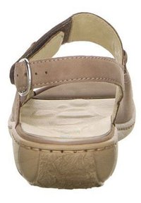 Sandalo in pelle marrone chiaro con cinturino regolabile alla caviglia, fibbia argentata e soletta testurizzata. Design a punta chiusa con suola piatta in gomma.