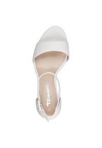 Sándalo blanco con una tira ancha en la parte de los dedos y una tirita delgada en el tobillo. Material de cuero suave, diseño de punta abierta y estilo minimalista.