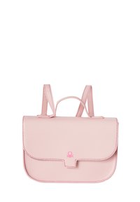 Růžová taška z faux kůže s klopou, horním držadlem a nastavitelnými ramenními popruhy. Obsahuje kontrastní švy a akcent s logem.