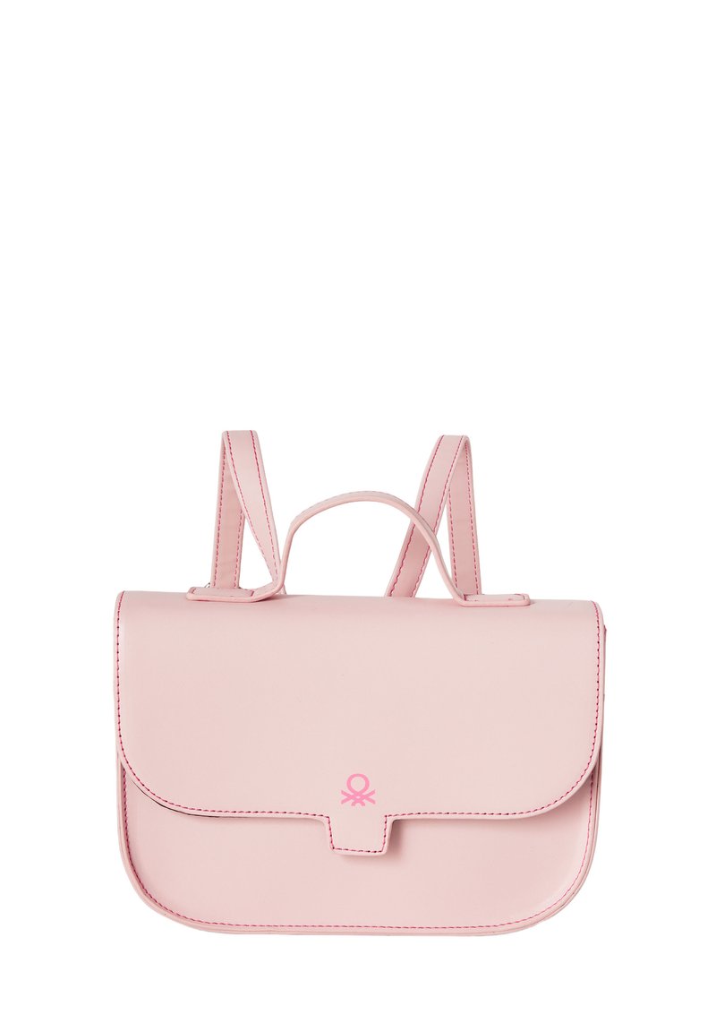 Růžová taška z faux kůže s klopou, horním držadlem a nastavitelnými ramenními popruhy. Obsahuje kontrastní švy a akcent s logem.