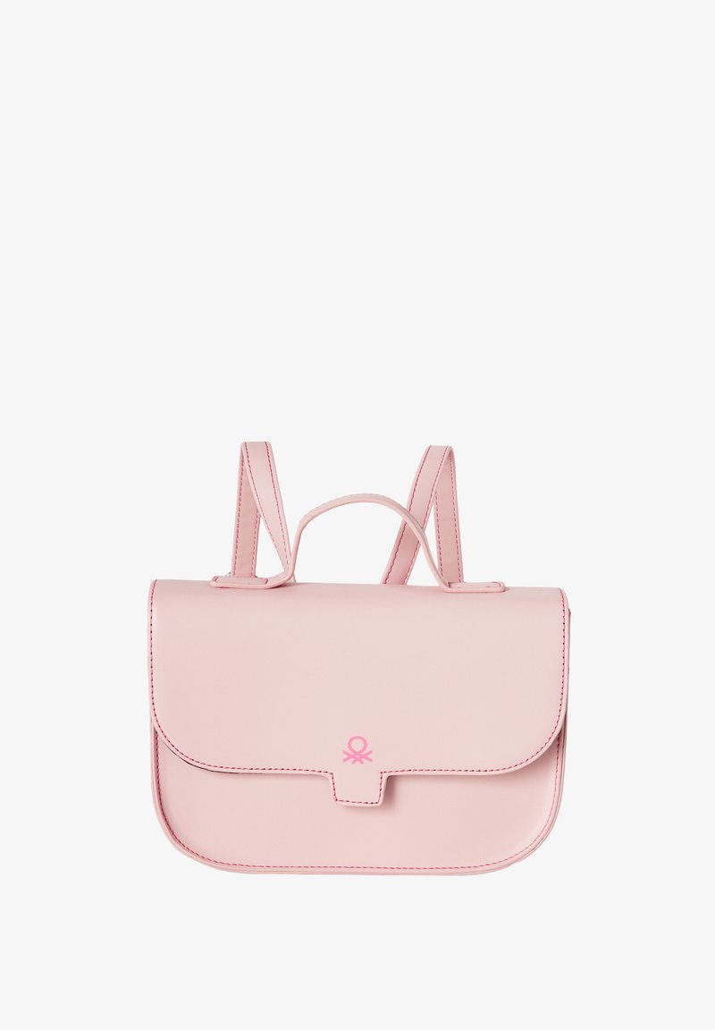 Růžová taška z faux kůže s klopou, horním držadlem a nastavitelnými ramenními popruhy. Obsahuje kontrastní švy a akcent s logem.