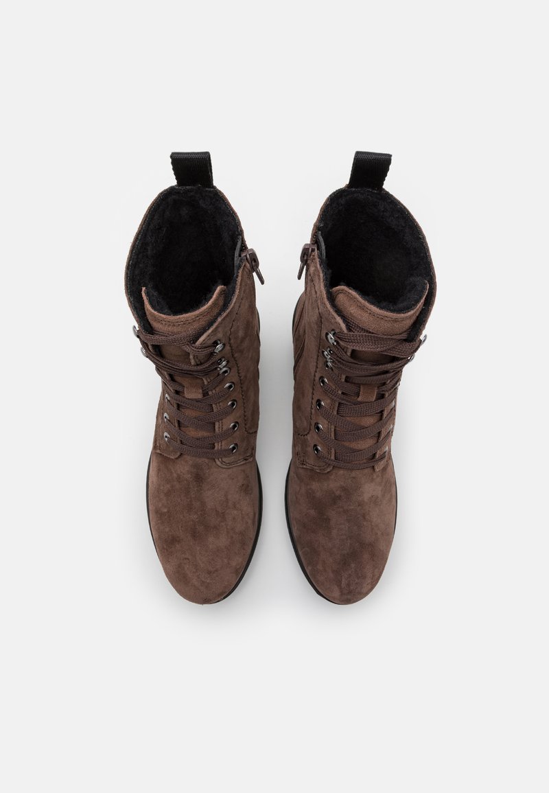 Braune Wildleder-Stiefeletten mit strukturiertem Finish, ausgestattet mit Metallösen, Schnürsenkeln und einer Zuglasche auf der Rückseite für einfaches An- und Ausziehen.