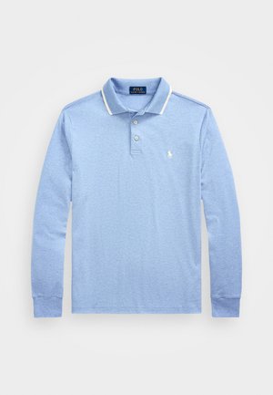 Polo azul claro de manga longa com colarinho clássico, detalhes brancos, três botões e um pequeno logótipo bordado no lado esquerdo do peito.