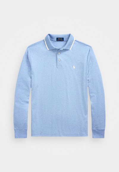 Ανοιχτού μπλε μακρυμάνικο πόλο πουκάμισο με κλασικό γιακά, λευκές λεπτομέρειες, τρία κουμπιά και ένα μικρό κεντημένο λογότυπο στο αριστερό στήθος.