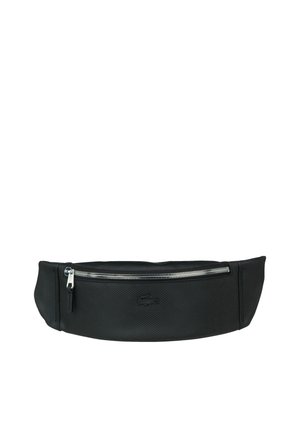 Marsupio nero testurizzato con tasca frontale con zip, caratterizzato da un logo Lacoste e un design sottile e arrotondato. Materiale resistente con una finitura liscia.