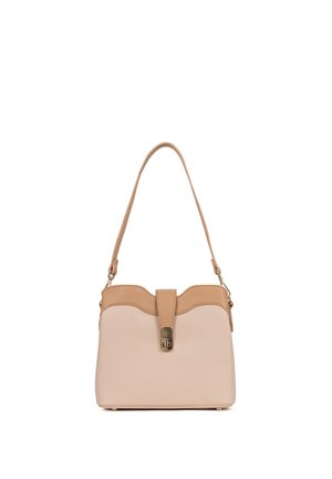 Beige en lichtbruine leren handtas met een enkele schouderriem en een gouden gesp aan de voorkant met het gegraveerde "db"-logo.