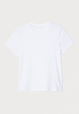 Bílé bavlněné tričko s krátkým rukávem, na kterém je decentně embosované logo "HELMUT LANG" přes hrudník. Kolo výstřih, hladká textura.