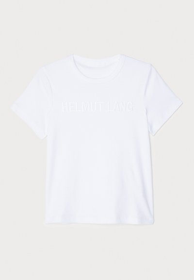Valkoinen puuvillapaita lyhyillä hihoilla, jossa on hillitty kohotettu "HELMUT LANG" -logo rinnan kohdalla. Pyöreä kaula-aukko, sileä pinta.