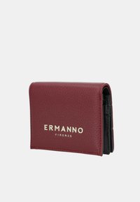 Portafoglio in pelle bordeaux con texture a grana, logo "Ermanno Firenze" impresso in oro e multiple tasche per carte e contanti.