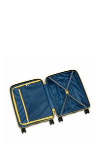 Maleta rígida en color marino con cremalleras amarillas. El interior cuenta con un bolsillo de malla y correas en forma de X. Cuatro ruedas para facilitar el desplazamiento.