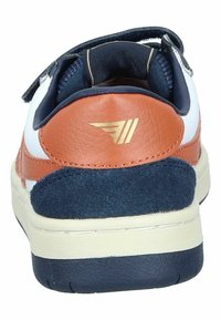 Scarpe sportive con una combinazione di pelle bianca, dettagli in pelle arancione, suede blu navy e un logo dorato. Suola in gomma spessa e textured.