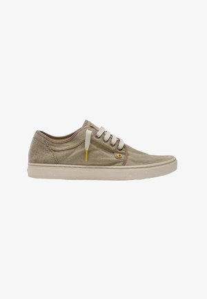 Zapatilla casual de caña baja en lona beige con cordones blancos y suela de goma beige moteada, vista de lado.