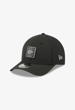 Casquette de baseball noire avec une visière incurvée, ornée d’un patch gris avec le logo des Kansas City Chiefs à l’avant et le logo New Era sur le côté.