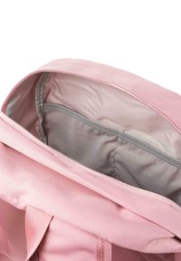 Mochila de tela rosa claro con abertura con cremallera. El interior presenta un forro gris y un bolsillo con cremallera para una mejor organización.