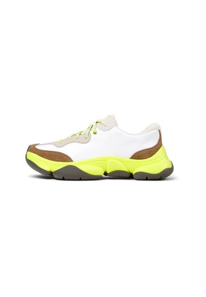 Zapatillas con parte superior de cuero blanco, acentos de ante marrón y suela de goma amarilla brillante. Presenta cordones verdes y un diseño redondeado.