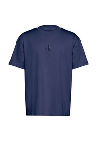 Camiseta de algodón azul marino con mangas cortas, cuello redondo y un pequeño logo negro en el pecho. Textura suave, ajuste relajado.