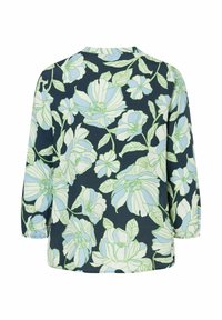 Bloes met bloemenprint op een marineblauwe achtergrond, versierd met grote blauwe en witte bloemen met groene accenten. Langs mouwen en ronde hals.
